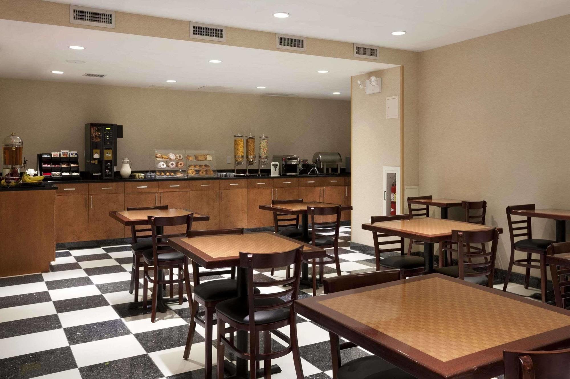 Howard Johnson By Wyndham Jamaica Ny Near Airtrain Jfk New York Bagian luar foto